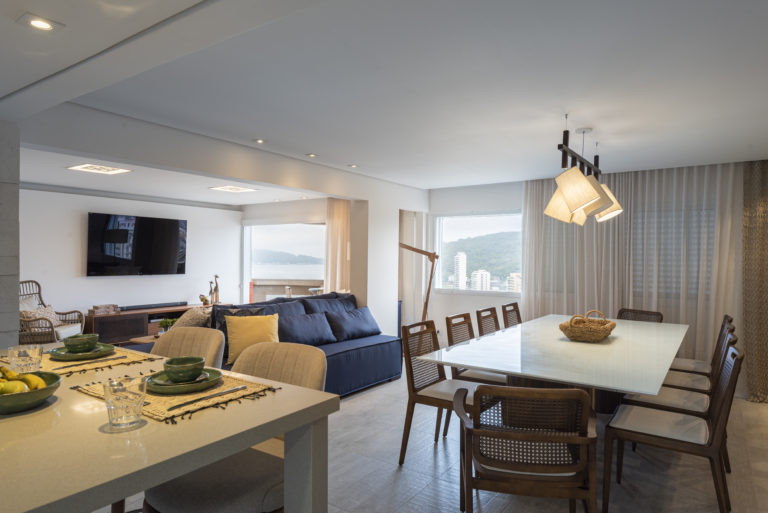 Integração e praticidade marcam projeto de apartamento de férias com 150m²
